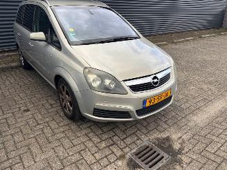 uszkodzony samochody osobowe Opel Zafira Automaat - 2.2 16V Direct Ecotec MPV  Benzine 2.198cc 110kW (150pk) FWD 2005-07/2012-12 (M75) Z22YH; EURO4 2005/11