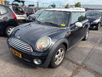 krockskadad bil auto Mini Mini Mini (R56) Hatchback 2006 / 2013 - 1.6 16V Cooper Hatchback  Benzine 1.598cc 88kW (120pk) FWD 2006-10/2012-02 (MF31; MF32; MF33) N12B16A 2008/4