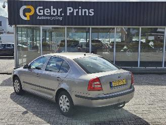 Coche accidentado Skoda Octavia 1.6 MPI Liftback  Benzine 1.598cc 75kW (102pk) 2008/1