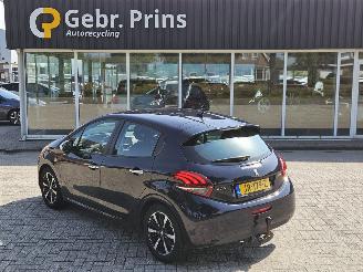 Vaurioauto  passenger cars Peugeot 208 1.2 Vti 12V PureTech 82 Hatchback  Benzine 1.199cc 60kW (82pk) FWD 2016/5