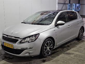 Voiture accidenté Peugeot 308 1.2 12V e-THP PureTech 130 Hatchback 4Dr Benzine 1.199cc 96kW (131pk) FWD 2015/4