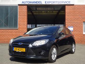 Damaged car Ford Focus 1.0 EcoBoost Titanium, Airco, Cruise control, Trekhaak 2014/4
