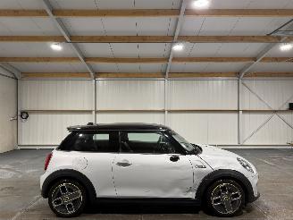 krockskadad bil auto Mini Electric 33kWh 135kW Charged 2019/12