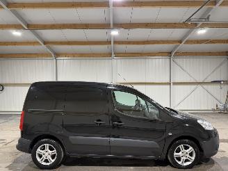 krockskadad bil bedrijf Peugeot Partner 1.6HDI 55kW Airco  L1 XR Profit + 2010/8