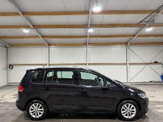 Vaurioauto  passenger cars Volkswagen Touran 1.6TDI 81kW 7p Automaat SCR Connected Series 7 Persoons 2016/4