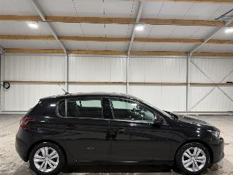 damaged passenger cars Peugeot 308 1.2PT 81kW Active Airco 2018/3