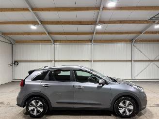 Vaurioauto  passenger cars Kia Niro 1.6GDI PHEV 77kW Automaat DynamicLine 2017/10