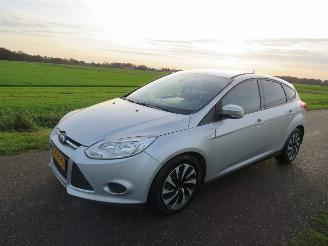 Schadeauto Ford Focus 1.0 101 pk Eco Boost  5drs Navigatie Airco  2013 2013/8