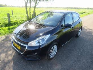krockskadad bil auto Peugeot 208 1.2 82pk  60.000km nap Pure Tech Action Navigatie Airco 2016  [ nieuwstaat 2016/8