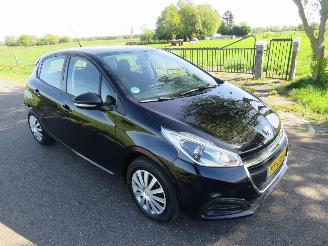 skadebil auto Peugeot 208 1.2 82pk  60.000km nap Pure Tech Action Navigatie Airco 2016  [ nieuwstaat 2016/8