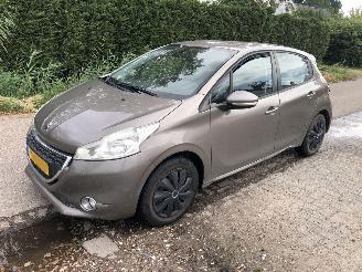 Voiture accidenté Peugeot 208 208 1.2 VTi Access 2012/11
