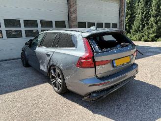 damaged passenger cars Volvo V-60 2.0 B4 R-Design Automaat 2021/2