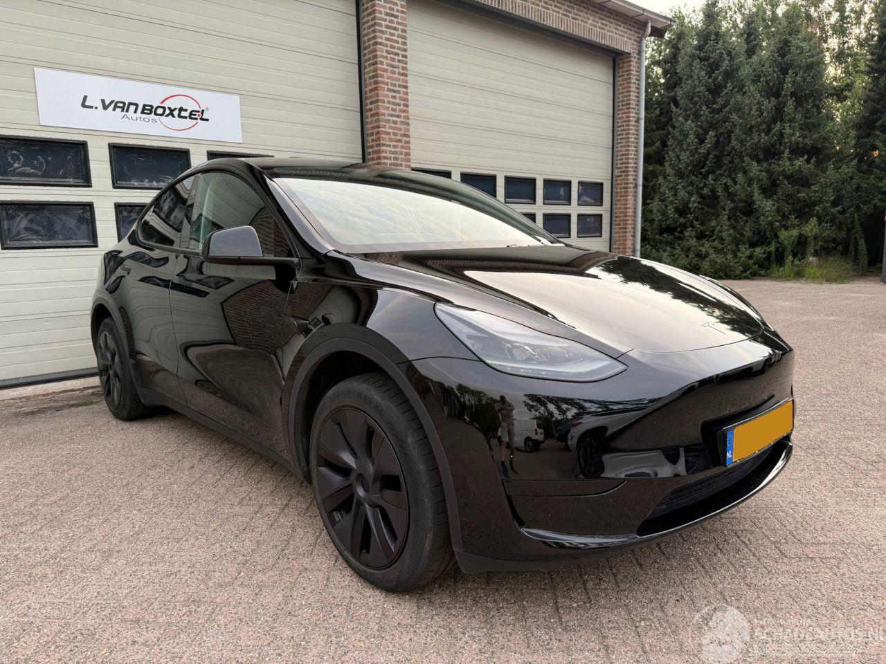 Tesla Model Y RWD 58 kWh Pano Leder 45938 Km NAP !