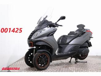 krockskadad bil motor Peugeot Metropolis RS 2013/10