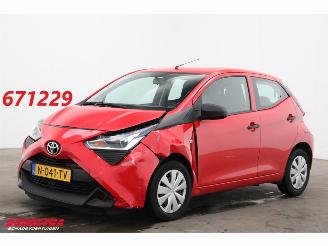 krockskadad bil auto Toyota Aygo 1.0 VVT-i x-fun Airco Cruise 30.847 km! 2022/1