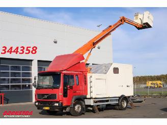 skadebil auto Volvo FL 220 Hubarbeitsbuhne Custers T200 18T 2003/5