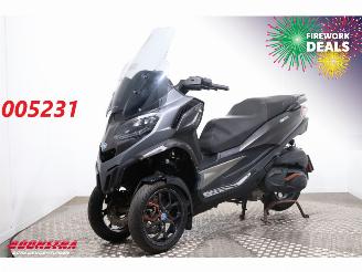 damaged motor cycles Piaggio  MP3 530 HPE Exclusive ABS Camera 4.804 km! 2022/12