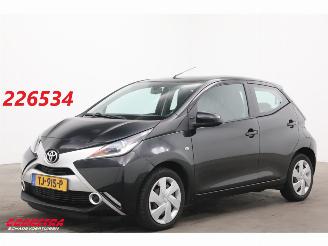 skadebil bedrijf Toyota Aygo 1.0 VVT-i x-play Aut. Airco Camera Bluetooth 98.797 km! 2016/12