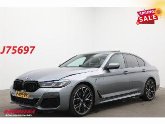 Unfallwagen BMW 5-serie 520e M-Sport LED Schuifdak Memory HUD H/K Camera SHZ 2022/5
