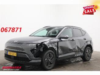 skadebil auto Hyundai Kona Long Range Pure Edition 64.8 kWh LED ACC Apple/Android Camera SHZ LRHZ 502 km!! 2025/12