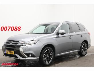 Unfallwagen Mitsubishi Outlander 2.0 PHEV Executive Edition 4X4 Navi Clima Cruise Camera SHZ PDC AHK 2015/12