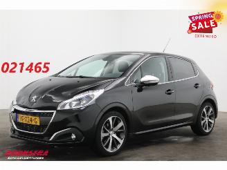 Vaurioauto  passenger cars Peugeot 208 1.2 PureTech Aut. Première Pano Navi Clima Cruise Camera 29.828 km! 2016/2