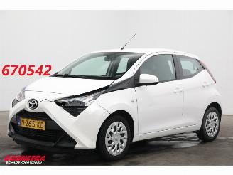 krockskadad bil auto Toyota Aygo 1.0 VVT-i x-play Navi Airco Cruise Camera 2022/2