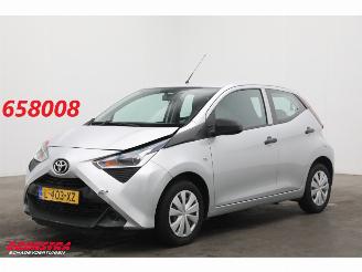 krockskadad bil auto Toyota Aygo 1.0 VVT-i x-fun Airco Bluetooth 38.601 km! 2021/8