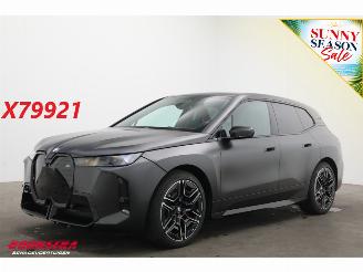 krockskadad bil auto BMW iX xDrive M70 112 kWh HUD Clima Cruise Navi SHZ LrHZ Leder Memory H/K PDC 2026/4