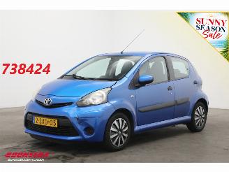 škoda osobní automobily Toyota Aygo 1.0 VVT-i Now 5-drs Airco Navi Bluetooth 92.182 km! 2013/12