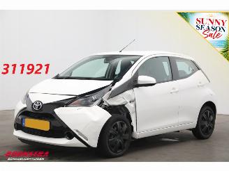 krockskadad bil auto Toyota Aygo 1.0 VVT-i x-play Apple/Android Airco Cruise Camera 2018/1