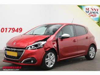Damaged car Peugeot 208 1.2 PureTech Signature Cruise Navi Airco Apple/Android PDC 2019/5