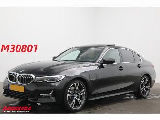 skadebil auto BMW 3-serie 330e High Executive HUD Pano Memory Camera SHZ Leder LED 2022/2