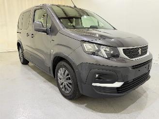 damaged passenger cars Peugeot Rifter MPV 1.2 PureTech 110 Style 2021/3