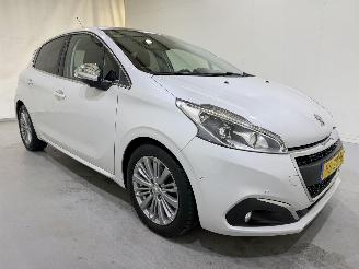 Voiture accidenté Peugeot 208 HB 1.6 Blue HDI 100 Premium 2015/12