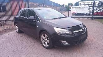 Coche siniestrado Opel Astra Astra J (PC6/PD6/PE6/PF6), Hatchback 5-drs, 2009 / 2015 1.4 Turbo 16V 2012/3