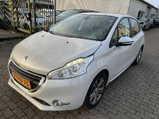 Damaged car Peugeot 208 1.2 Pure Tec  5 drs 2014/1
