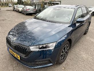 krockskadad bil auto Skoda Octavia Combi  1.0 TSI Business Edition 2024/2