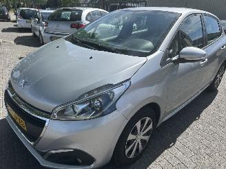 krockskadad bil auto Peugeot 208 1.6 Blue HDI 2017/2