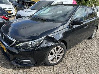 krockskadad bil auto Peugeot 308 1.2 PureTech     5 Drs 2019/3