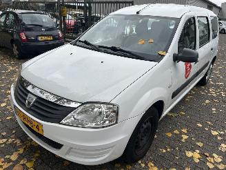 krockskadad bil auto Dacia Logan MCV  1.6 MPI  Ambiance 2011/5