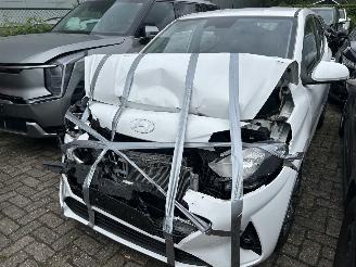Vaurioauto  passenger cars Hyundai I-10 1.0i Blue Comfort 2023/9