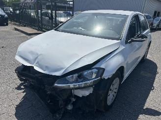 damaged passenger cars Volkswagen Golf 1.6 TDI   Automaat  5 Drs 2020/4