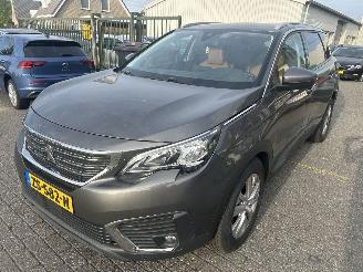 Vaurioauto  passenger cars Peugeot 5008 1.2 PureTech  Executive 2019/8