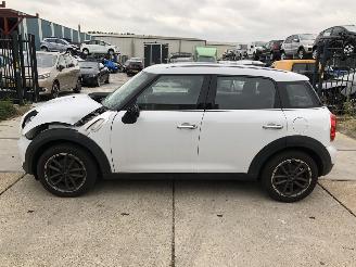 krockskadad bil auto Mini Countryman 1.6i E6 93000 km 2016/4