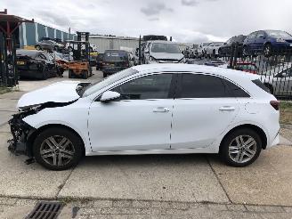 krockskadad bil auto Kia Ceed 14 t-gdi 103 kW E6 Automaat 2019/8