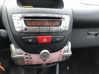 Peugeot 107 5 drs Airco picture 8