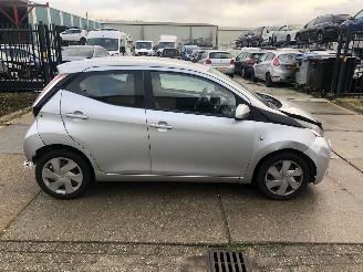 damaged passenger cars Toyota Aygo 1.0 vvti X-PLAY 2015/11
