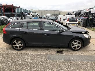 krockskadad bil auto Volvo V-60 1.6i T4 Momentum Automaat 132kW E5 2011/3