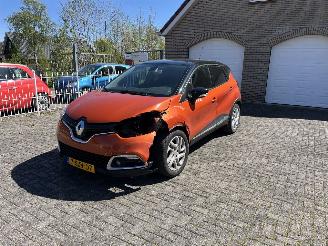 damaged passenger cars Renault Captur 0.9 tce mooie auto !! 2014/1